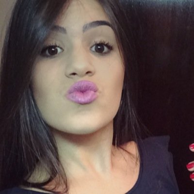 mineira, católica, apaixonada pela família, futura nutricionista, viciada em musculação ciumenta e cheia de sí.
