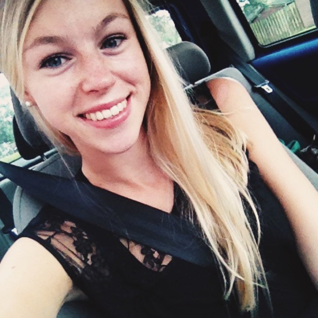 ♀ - she's got a smile on her face and a 'screw you' attitude, because she's living life for herself. - insta: nienkepieper_