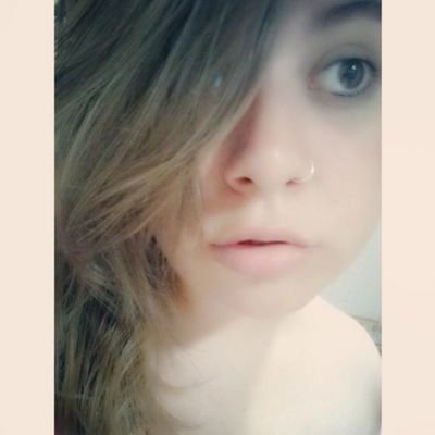 18. GD, BVB, Evanescence, MCR. Estudiante de bachiller de ciencias desorientada. Futura emigrante. No creo en los ''Para siempre''. Buscando (a) mi Ron.