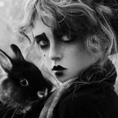 Traumlabor's profile picture. Ich habe über Wörter nachgedacht, die mit einem M anfangen: Miststück, Meuterei, Mord, Missetat.