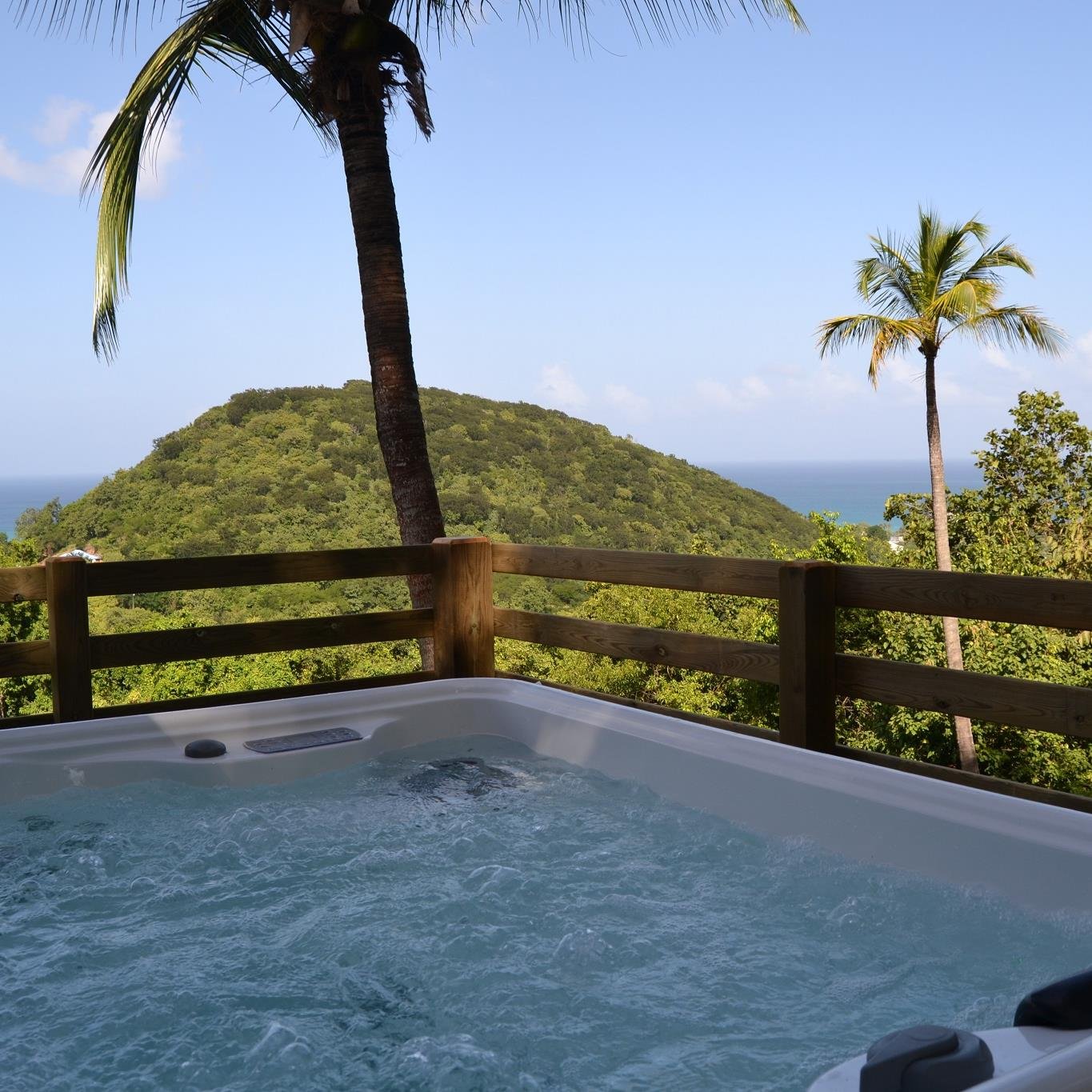 Location de bungalows jacuzzis privés face à la mer en Guadeloupe.