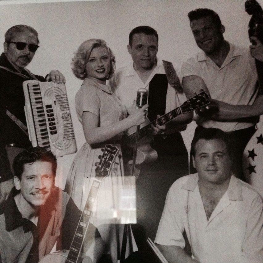 myfullgraylife's profile picture. 