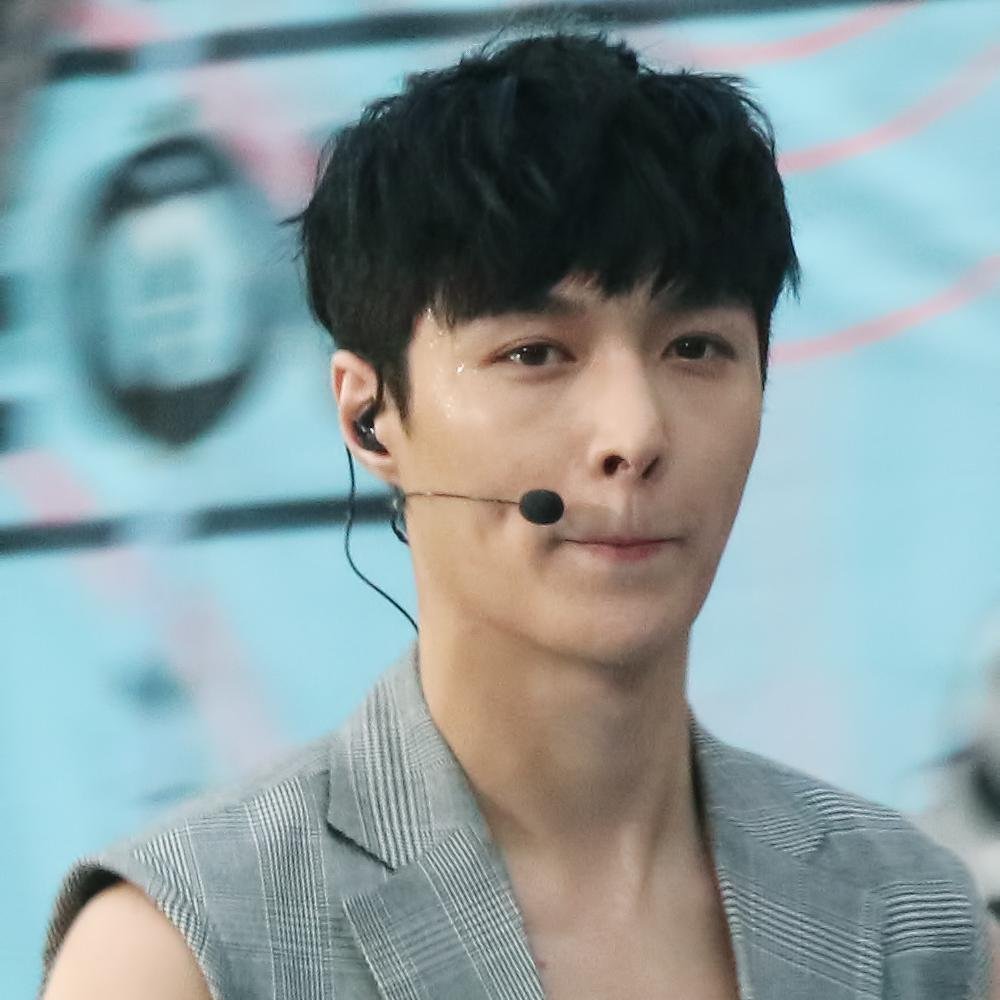 EXO LAY FANPAGE 美行(MeiXing)　　laymeixing@gmail.com　　　　　　　　　　张艺兴 나를 꿈꾸게 하는 사람