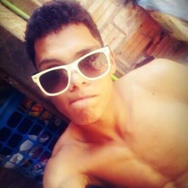 Muitas pessoas perdem
as pequenas alegrias enquanto
aguardam a grande felicidade.