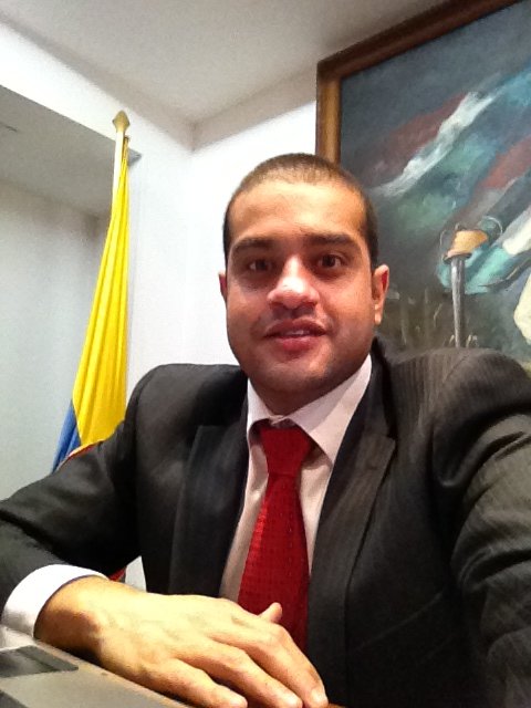 Abogado especializado en derecho comercial y financiero. Servicios: #Inmigración #RealEstate #USA #Colombia