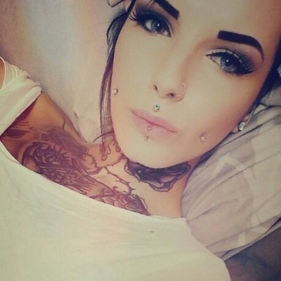 Sono la ragazza che preferisce i jeans alla minigonna,la play ad una rivista,la musica all'alcool.