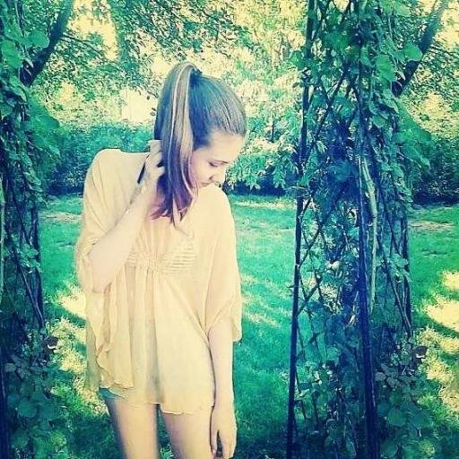 i'm 14 years old love animals , music , food ...