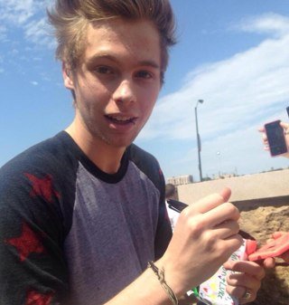Hey beautiful follow @ammyrluv (ू•ᴗ•ू❁) this is her voting acc