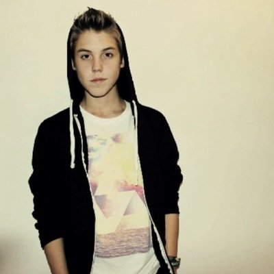 HI I LIKE MAGcON