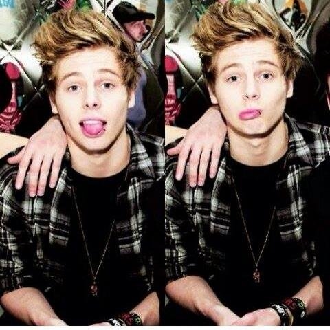 I wish that I could wake up with amnesia
Forget about the stupid little things