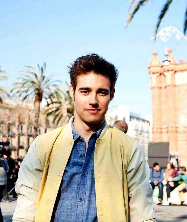 soy  JORGISTA  mi idolo @JorgeBlancoG es mi todo ♥ mis amigas Ari♡ vane♥ nana♡ fany♥ tania♡ cheli♥ ana ♡las quiero mucho :)