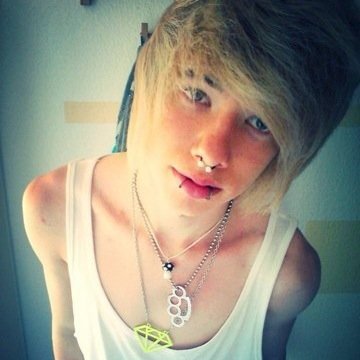 Hey, I'm Connor and I'm 17 yrs old. I love pizza and bands more than I love my own family. I'm single as fuck. Hmu lets be friends. IM BISEXUAL!!