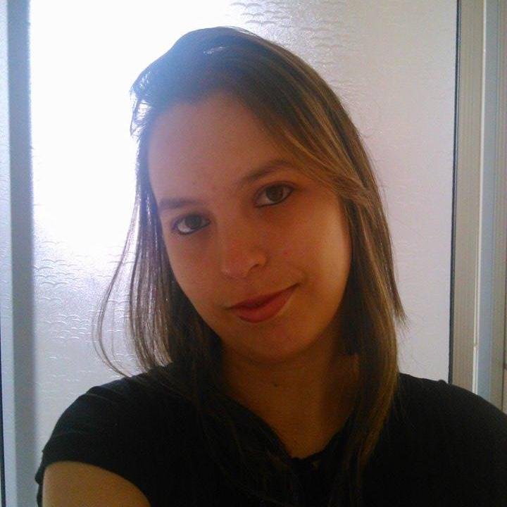 Curitibana,25 anos,Banhista e Tosadora,Bolha da Claudia Leitte,Anymaníaca,fã da Avril Lavigne e da Sandy...
