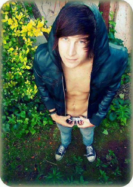 Gay - 18 - forever alone -