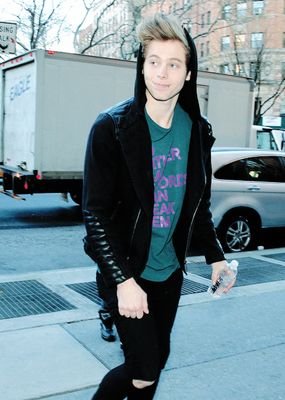 follow @hemmingsloffs and rt and fav this and mention Luke pls https://t.co/jXAQ0iH1TN ask for follow back ily
