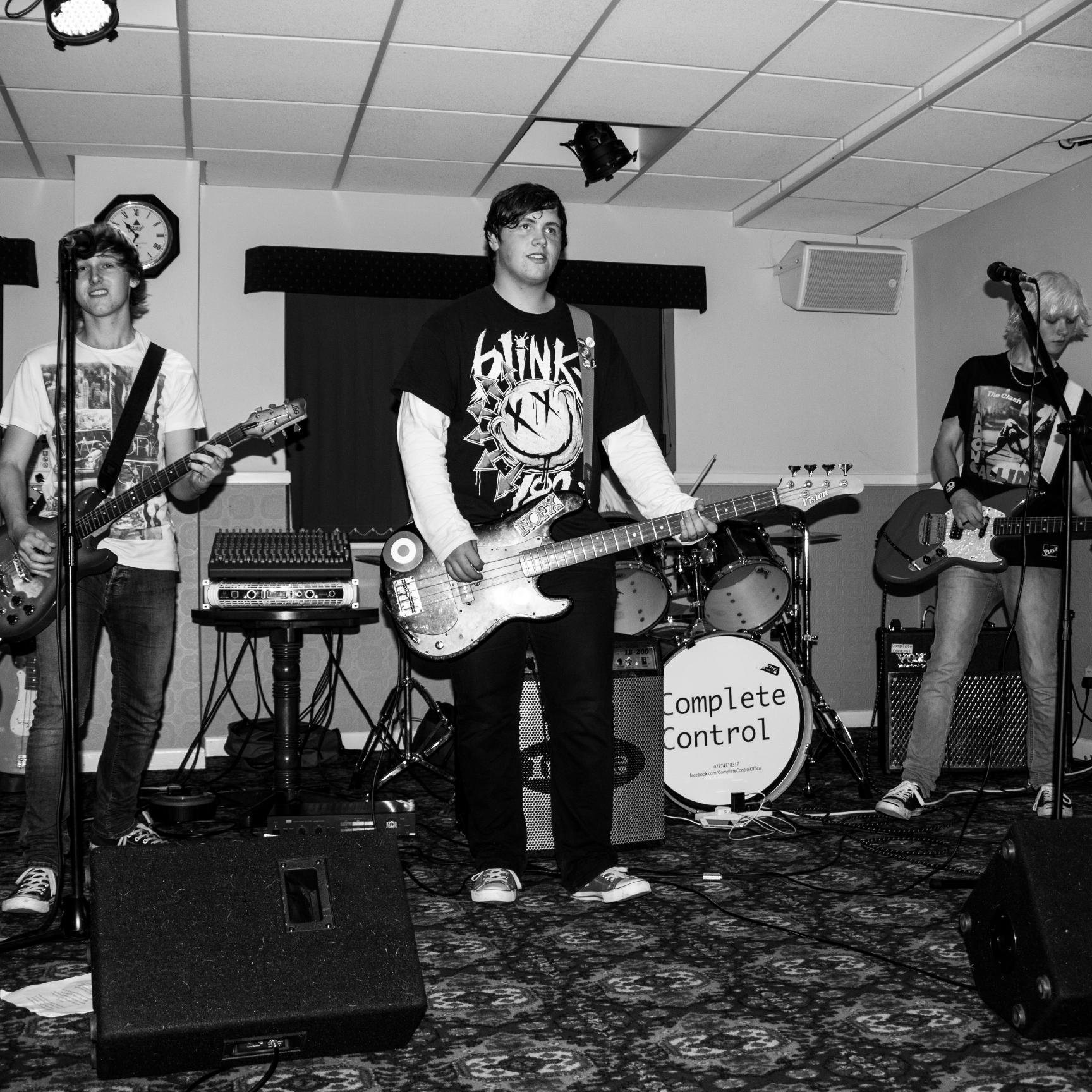 C0mpleteControl's profile picture. Have a listen:
http://t.co/Eks07sIoTn
https://t.co/01SiGLnWyK