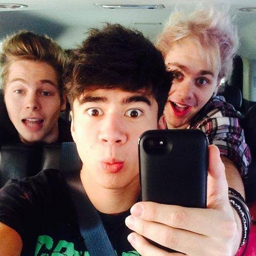 It'd mean a lot if you checked out the fanfic in the link. Free follow from @fiveSOSoption (She follows back)