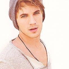 DakotaDaviau's profile picture. 25 - Ex Gryffindor - Owns a bookstore - Has a cat called Demon - Dom - Single - Clumsy