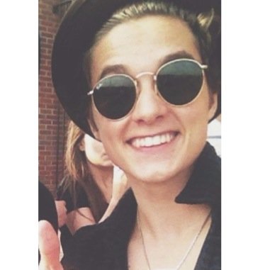 Follow @ilsereyesr and ask for a follow back and a dm to brad if u want