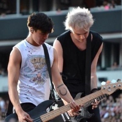 TODOS LOS IDOLOS TIENEN SUS ADICCIONES, EL MIO LA TIENE A LA TINTURA... #michaelclifford #5sos #luke #calum #ashton #5SOSFAMILY #directioner #belieber