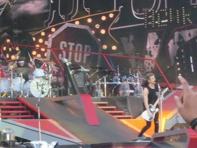 viens nous raconter toute tes confessions sur les 5sos.  mentionne nous pour un follow back! ( tout seras publié en anonymes)