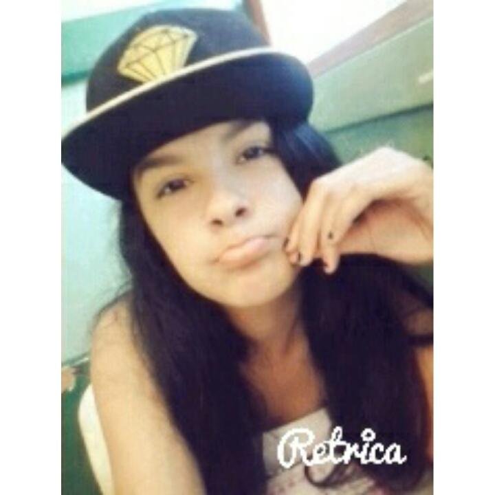 Amo futebol , pizza e praia , não necessariamente nessa ordem. Mais é isso ai :)