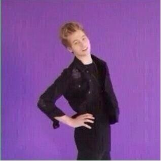 FOLLOW @Hailiee5SOS BC SHE JUST GAVE YOU A FREE FOLLOW! LOVE YOU BABES