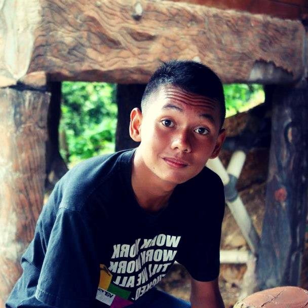 Gausah diliat-liat langsung follow aja dek pasti abang follback tapi mention abang dulu ya dek :) ||