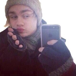 FOLLOW @5SOSWORLDWlDE PLS THEY GAVE YOU A FREE FOLLOW