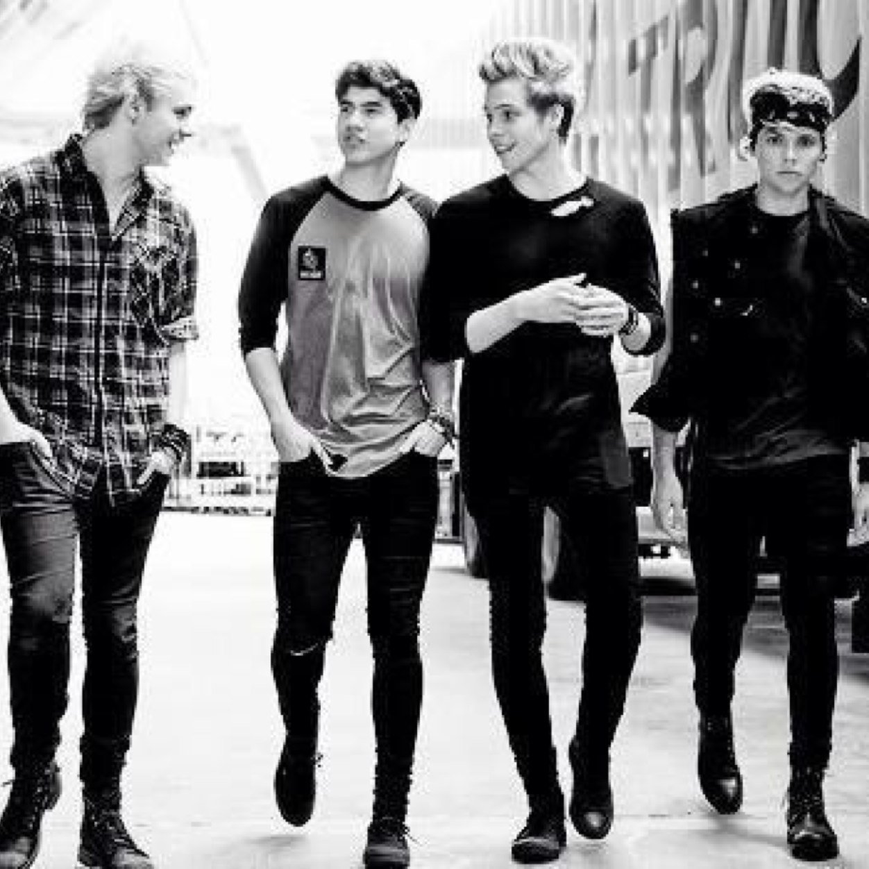 ✨Turn on notifications for dms to 5sos✨ Access to Band/4