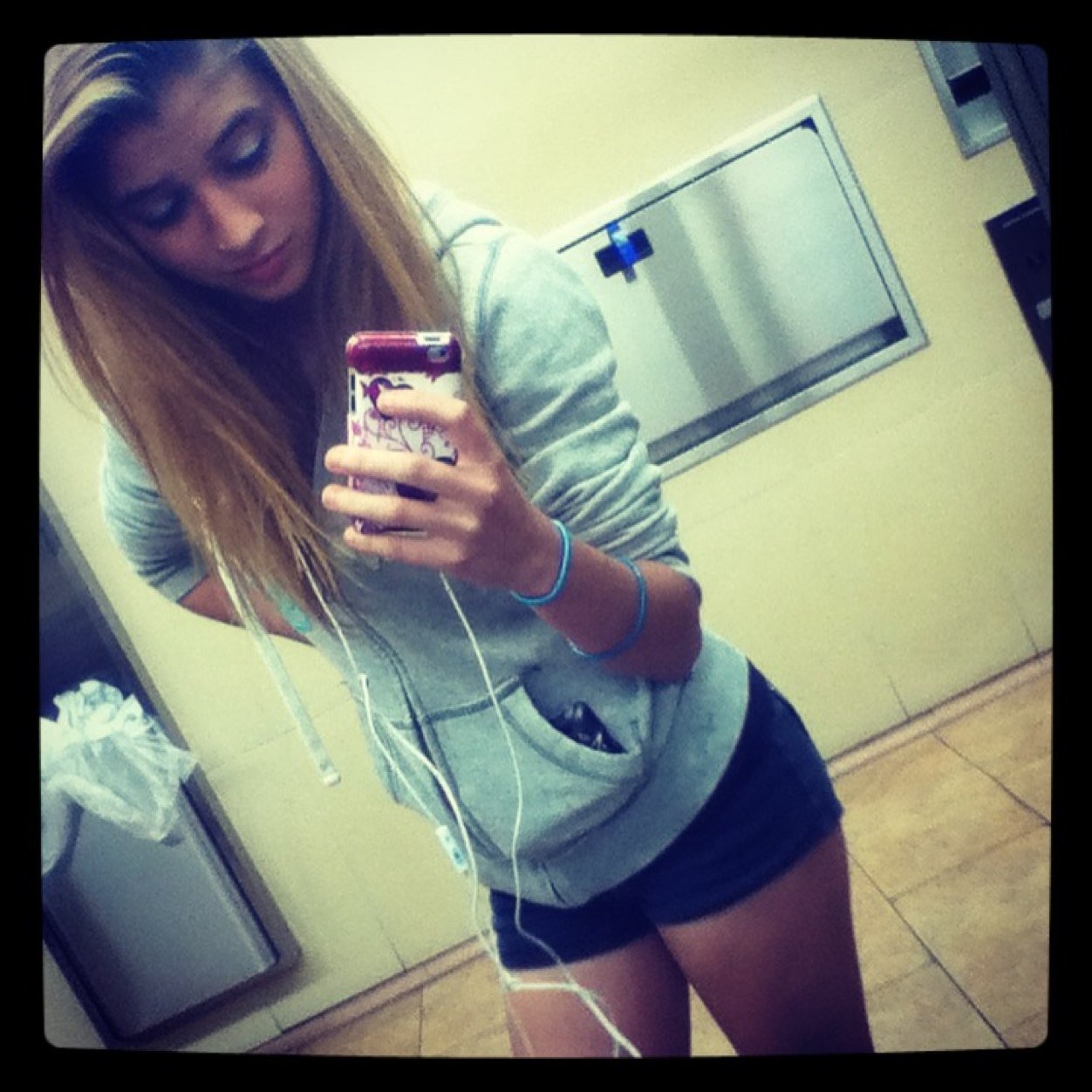 lisaayers98's profile picture. Im going on 16 
From new york 
In hight school 
Sweet && nice