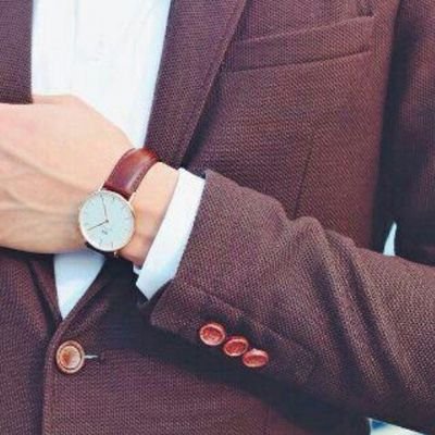 يسالني البعض من تكون ،انا لست شاعر ،ولست كاتب ،ولست ناقد ، ولست ادبيا،ولكني تعوت كتابة الكلمات والتجول في سطور الصفحات،ولكن اختلف عنهم ،بذاتي،وشخصيتي،وطبعي ♡`