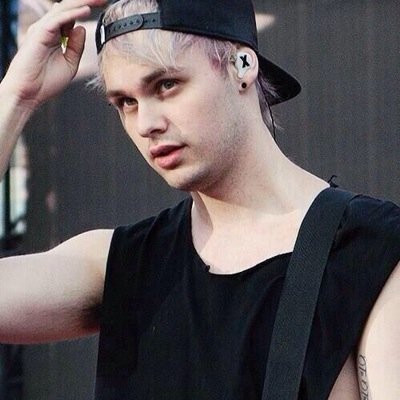 IM PROBABLY VOTING SO IF I RT ANY TWEETS LIKE RT 4 A DM/INDIRECT... DONT DO IT. IM JUST TRYING TO VOTE. Normal twitter is @punkylashton
