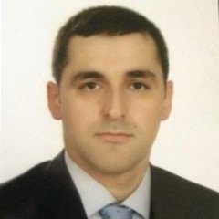 Licenciado en Derecho, Procurador de los Tribunales. Gestor Administrativo. Abogado no ejerciente. Mediador familiar, civil y mercantil.