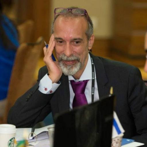 Defendiendo la sanidad pública. Pacientes y profesionales unidos en parar las privatizaciones. ¡Sí se puede!