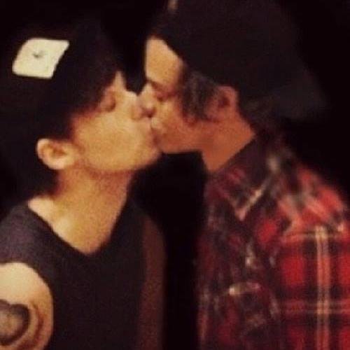 Hey tu peux follow @niallshlag et pas ce compte s'il te plait ? merci  xx