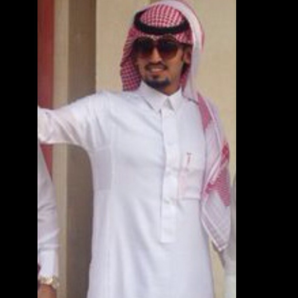 يعيش راسي بِ المعزه ولا عاش يطلب رضاا العالم ويطـرد وراهاا
           (instagram:aaaldossri)