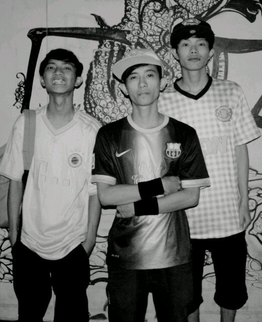 butonk_boys's profile picture. @butonkboys melodic punk, punk fresh  @ferdydelonge ? Guitar & vocal .  @robbie_barker67 ? Drumer .  @riezwan ? Bass & vocal | support kalian semangat buat kami