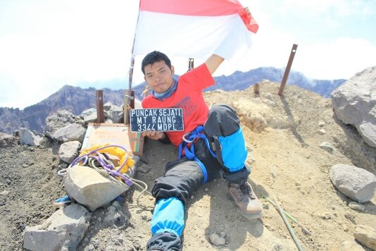 Hidup itu sebuah perjalanan, perjalanan cerita yang
tidak akan pernah tahu kemana arahnya. Namun perjalanannya selalu mengikuti arah kaki
melangkah