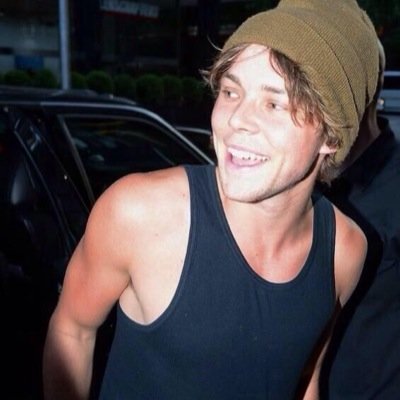 hey beautiful, it would mean a lot if you could follow me @daisychxinash you dont have to but thanks so much if you do, ilysm