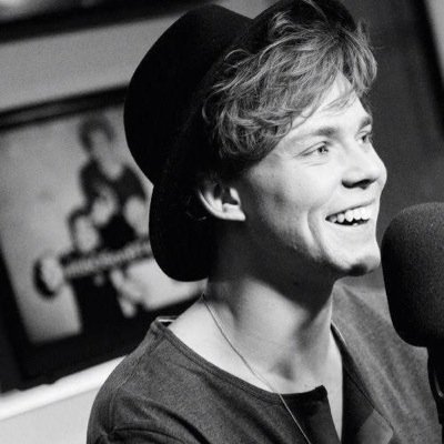 You just got a free follow from @bands_ox! Now follow her and tweet her with the word '5sos' and she'll follow you back :)