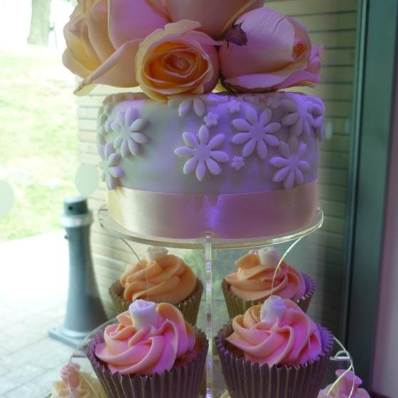 Cupcakes & Ribbons are bespoke cupcake makers as seen in Vogue and on the BBC. Voted fave cupcakerer in the UK by Country Life magazine. Cake is our thing!