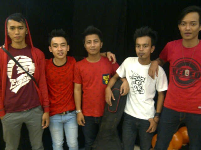 @Jem_nugraha (Vox) @arys_vinuz (Gtr) @Roy_Vinuz (Gtr) Vandy(Bass)        Agus(Drums) | CP : 08815149511 pin  325d3393 @R_RoyanSulaiman