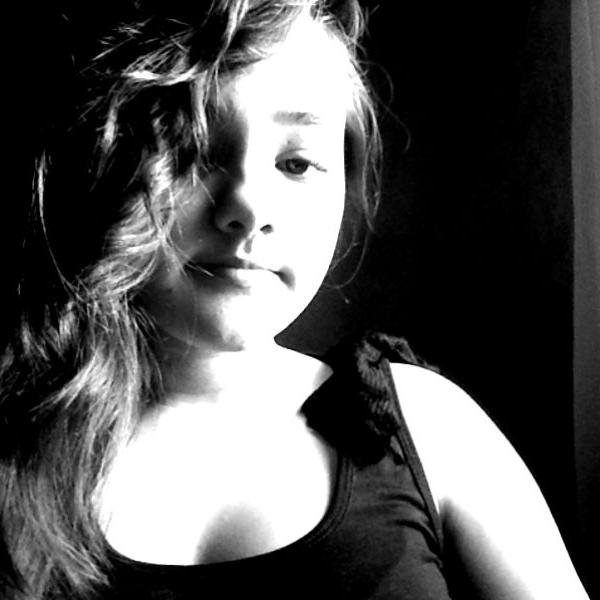 Se te faz sorrir, é porque te faz bem. Se te faz bem, não deixe escapar. ;3