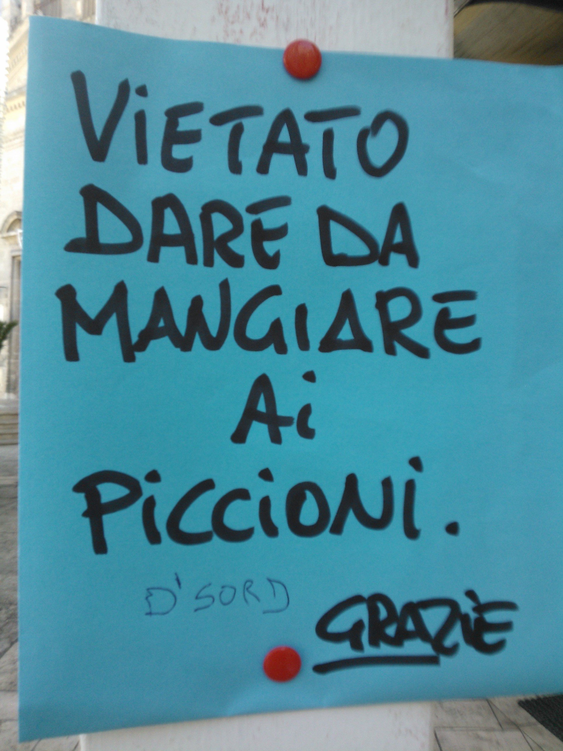#Scorregge e lacrime. Diario di #lucani evasi, scorrono lontano dalla loro terra, carichi di #meteorismi e #tristezza e di ogni #bendiddii nelle loro #valigie