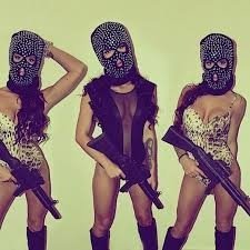 EscondeteDetras's profile picture. ¿Que esta pasando? Los shorts parecen bragas, los tops se usan como camisetas, y las relaciones se miden en dias.