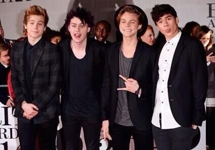 Life goal: to be followed by 4/4 5sos members and 5/5 members of 1D