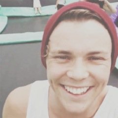 Follow @averypeth14 and tweet a picture of your sunshine for a follow back (: