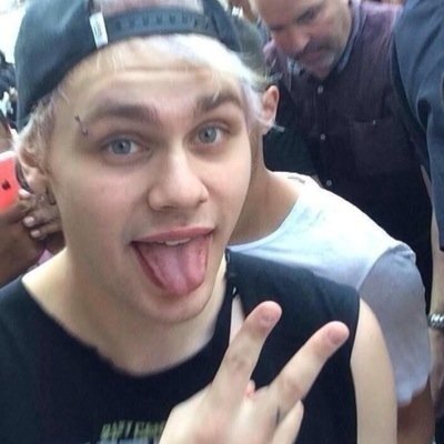 follow @lazyteenmgc because she gave u a free follow !!