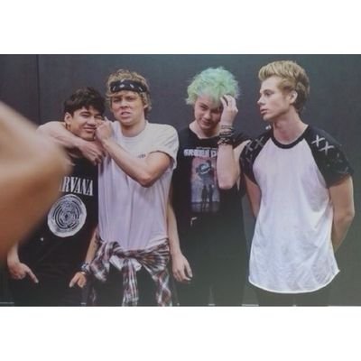 No todos los del 5sosFam son mujeres.